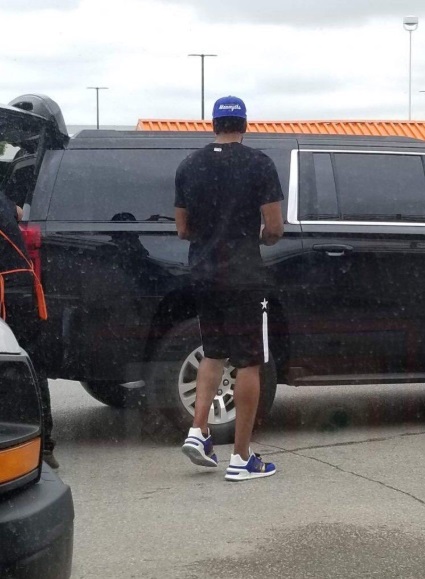 PHOTOS Kawhi Leonard Loading His Blacked Out SUV With Giant Moving Boxes 