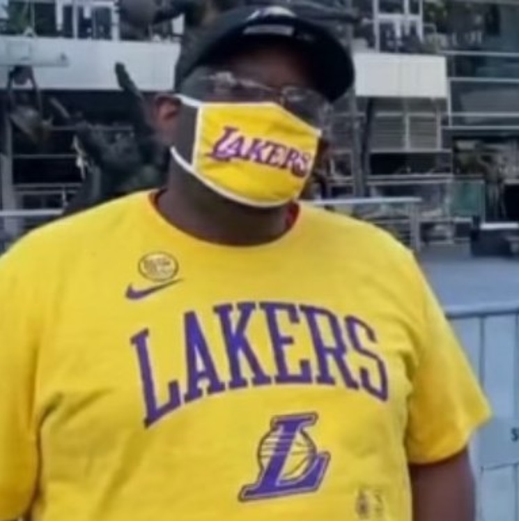 PHOTO Clipper Darrell Wearing A Lakers T-Shirt And Lakers Facemask