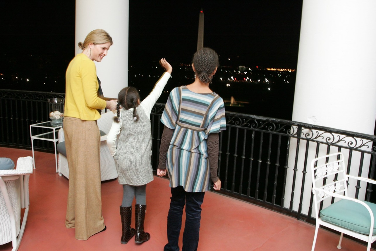 PHOTO George Bush's Daughter Showing Obama's Daughter A View Of Washington Monument