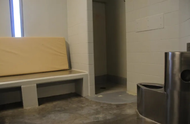 PHOTO The Bed In Derek Chauvin's Cell Is Barely Big Enough To Sleep On