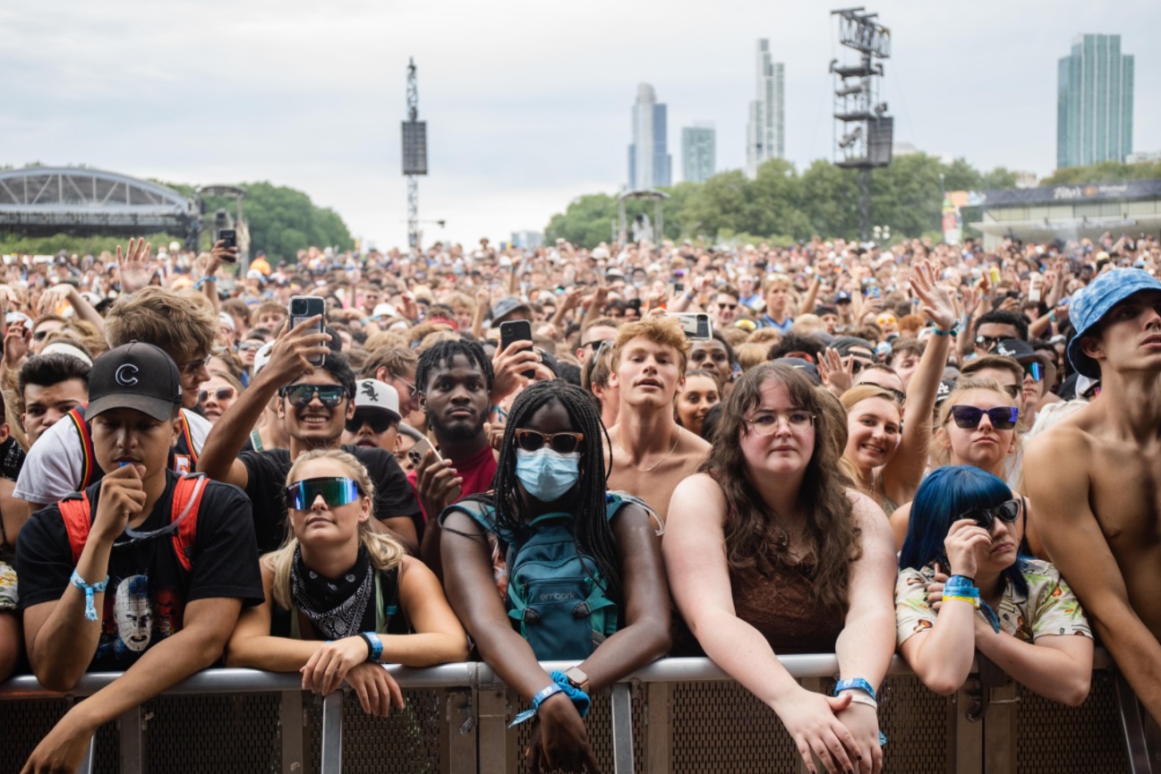 PHOTO Literally One Person In Front Of Lollapalooza Crowd Wearing A Face Mask