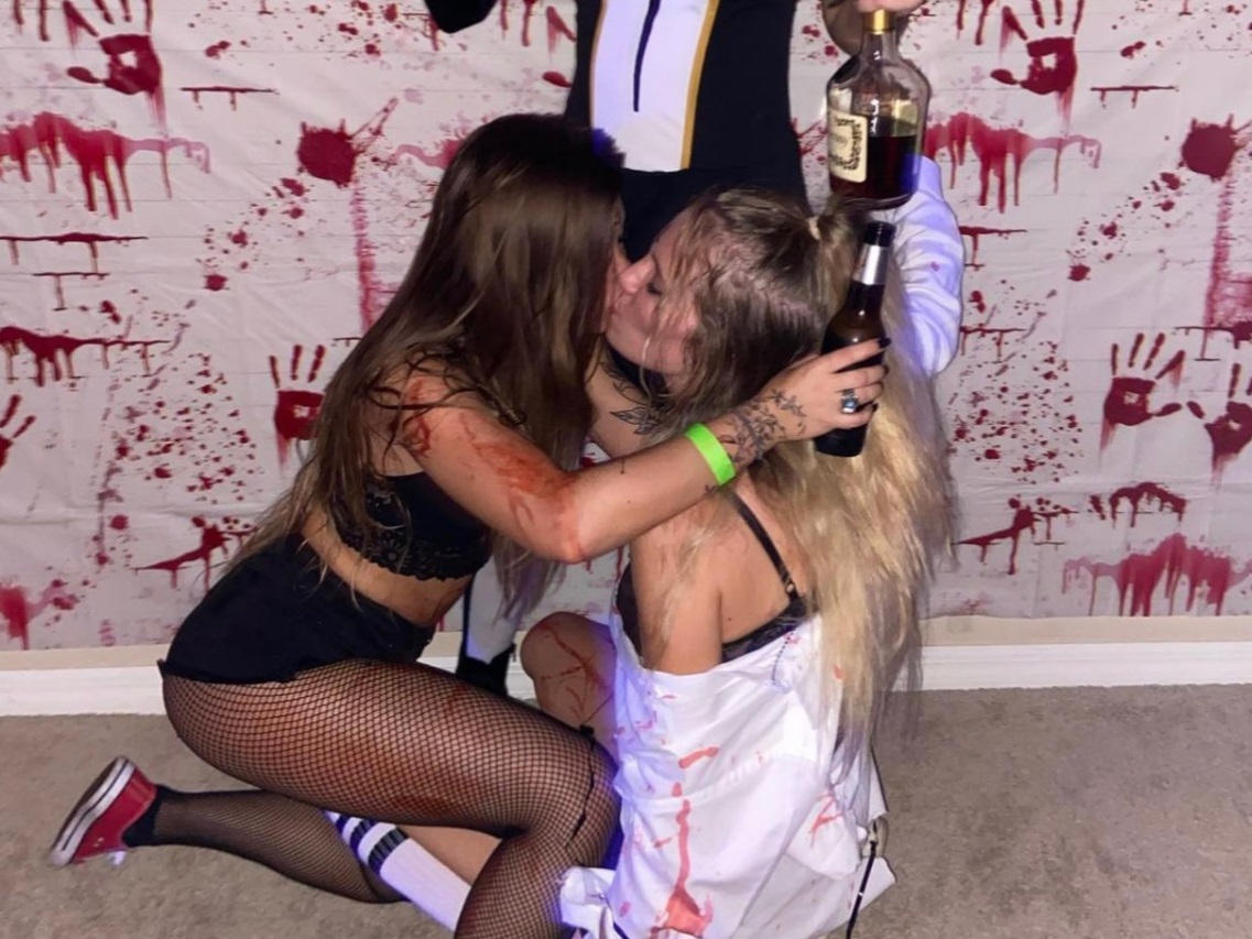 PHOTO Gabby Petito's Lesbian Tendencies Upsetted Brian Laundrie And Here's Gabby Kissing Her Hot Friend On The Lips