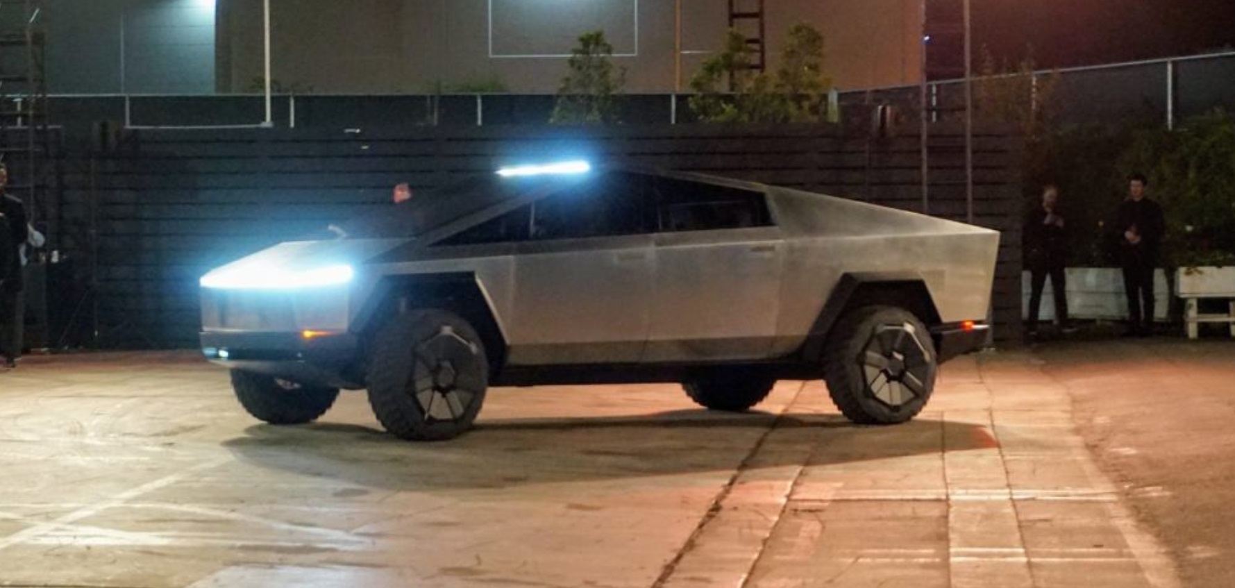 PHOTO Tesla Cybertruck With Security Lights — free download