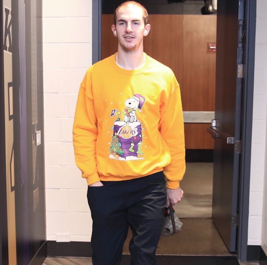 PHOTO Alex Caruso Wins Christmas By Showing Up In Locker Room With Bright Yellow Snoopie Lakers Christmas Sweater