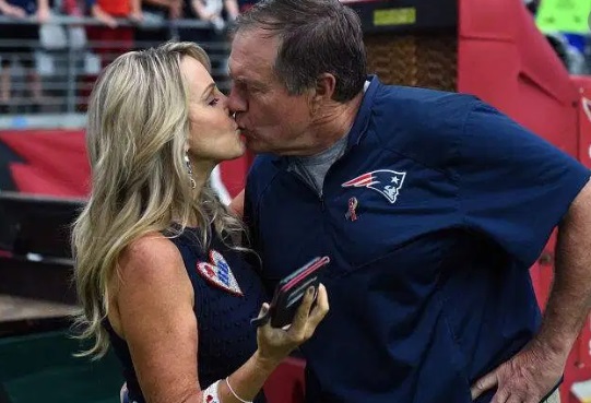 PHOTO Bill Belichick Kissing His Girlfriend