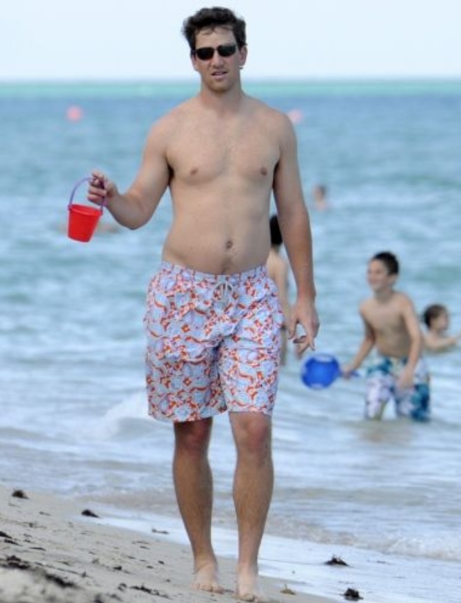 PHOTO Eli Manning Looks Chubby On The Beach In A Swimsuit