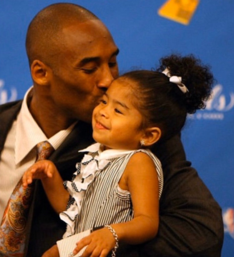 PHOTO Kobe Bryant Kissing His Young Daughter