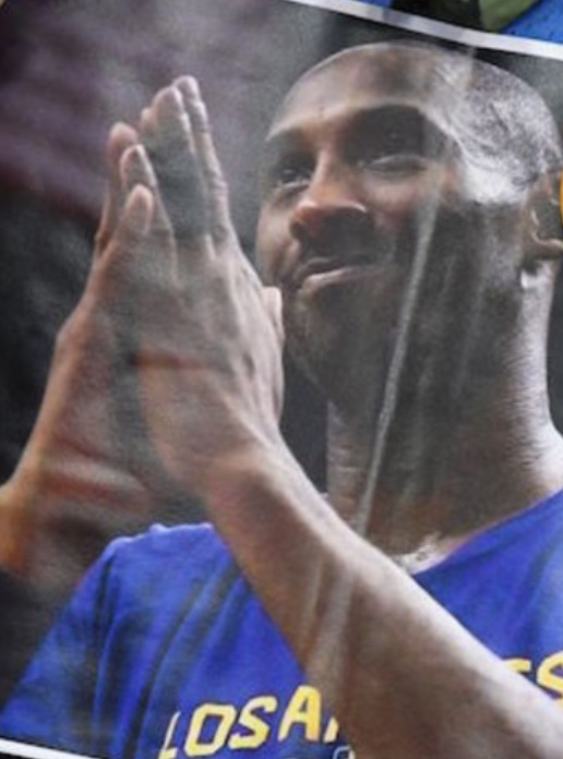 PHOTO Kobe Bryant Putting His Hands Together To Pray