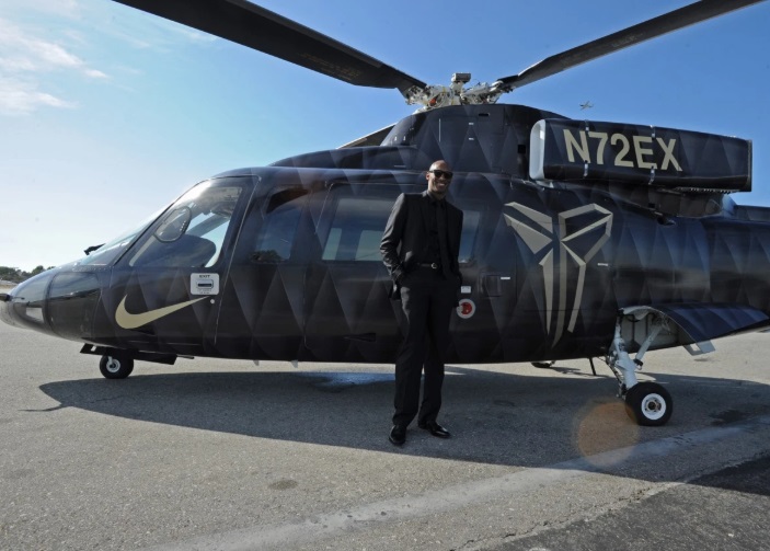PHOTO Kobe Bryant Standing Next To His Helicopter After His Last Game In 2016
