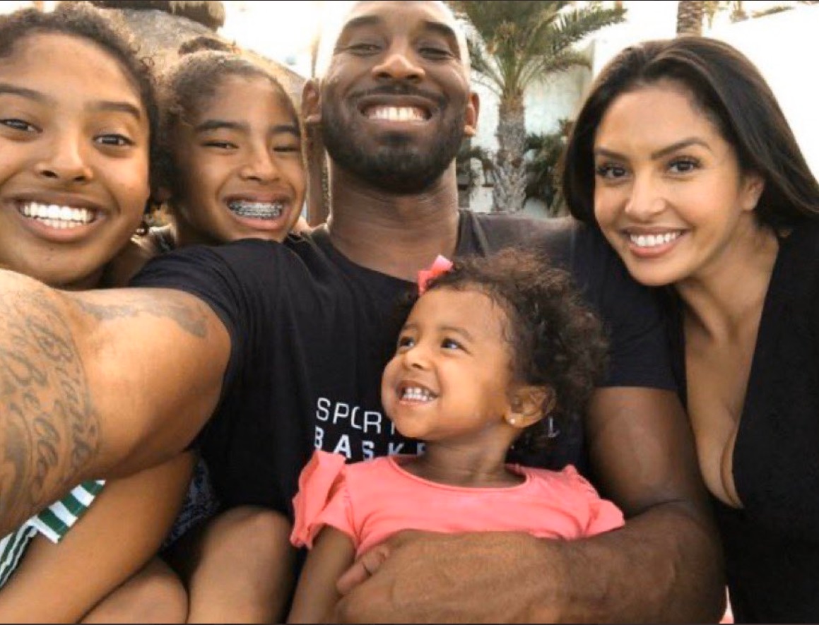 PHOTO Kobe Bryant Taking A Selfie With His Whole Family