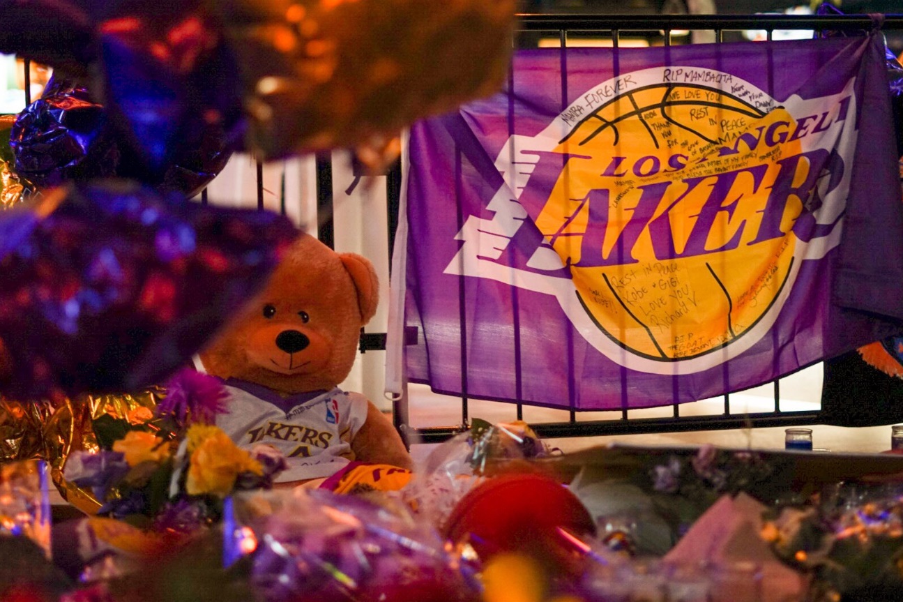 PHOTO Kobe Bryant Teddy Bear At Staples Center Memorial For Kobe