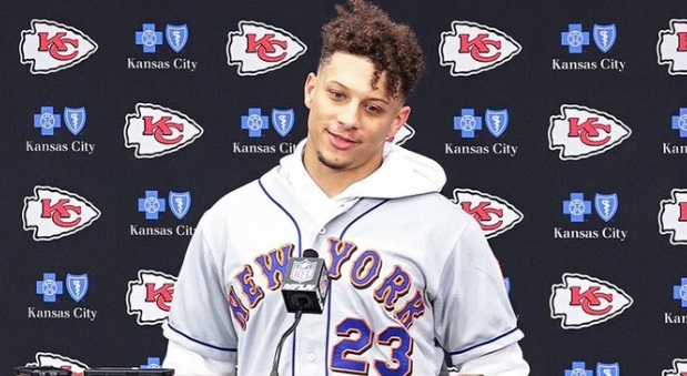 PHOTO Patrick Mahomes In A New York Mets Jersey