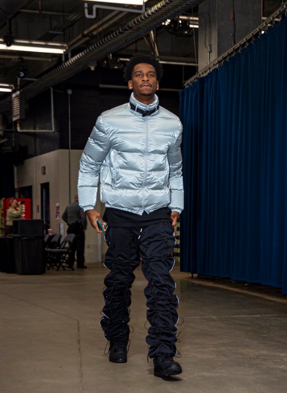 PHOTO Shai Gilgeous Alexander Shows Up To Game In OKC Wearing Artic Clothes Like It's Below 0 Outside