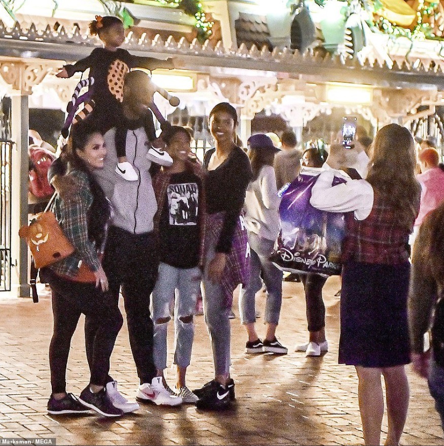 PHOTO Kobe Bryant At Disneyland With His Family