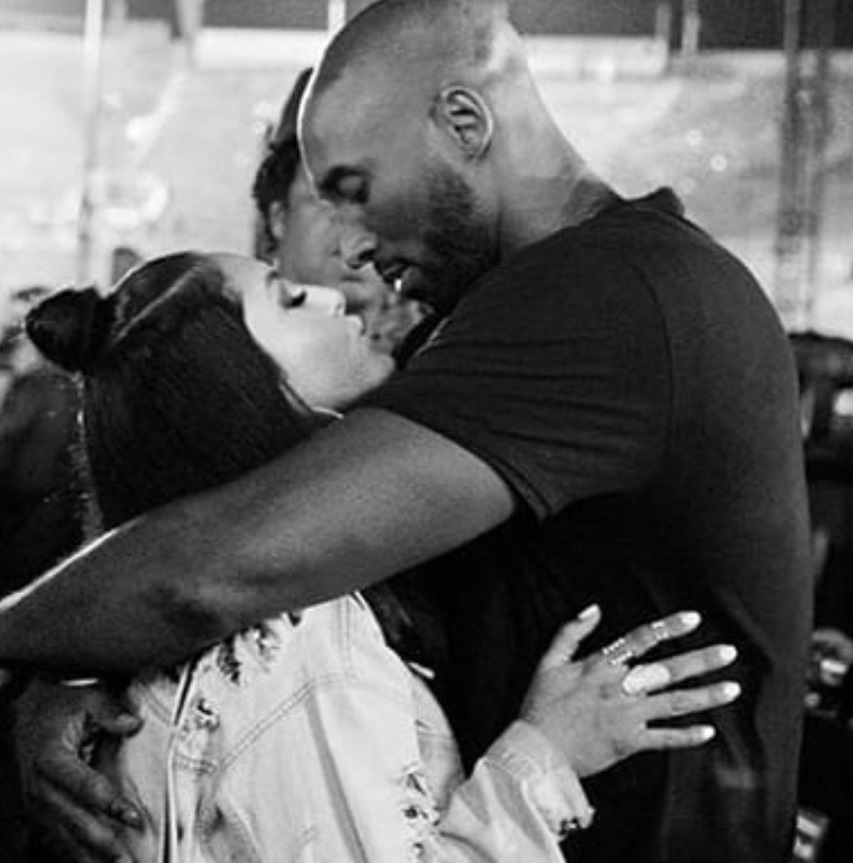 PHOTO Kobe Bryant Going In To Kiss Vanessa Bryant