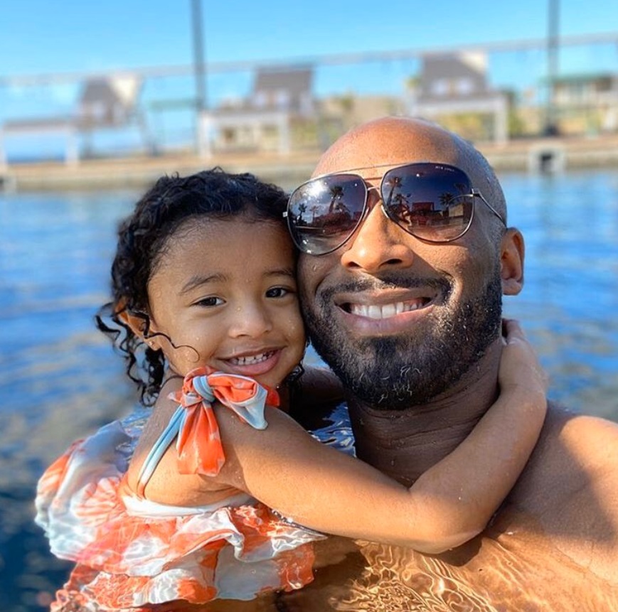 PHOTO Kobe Bryant Holding His Daughter In Swimming Pool