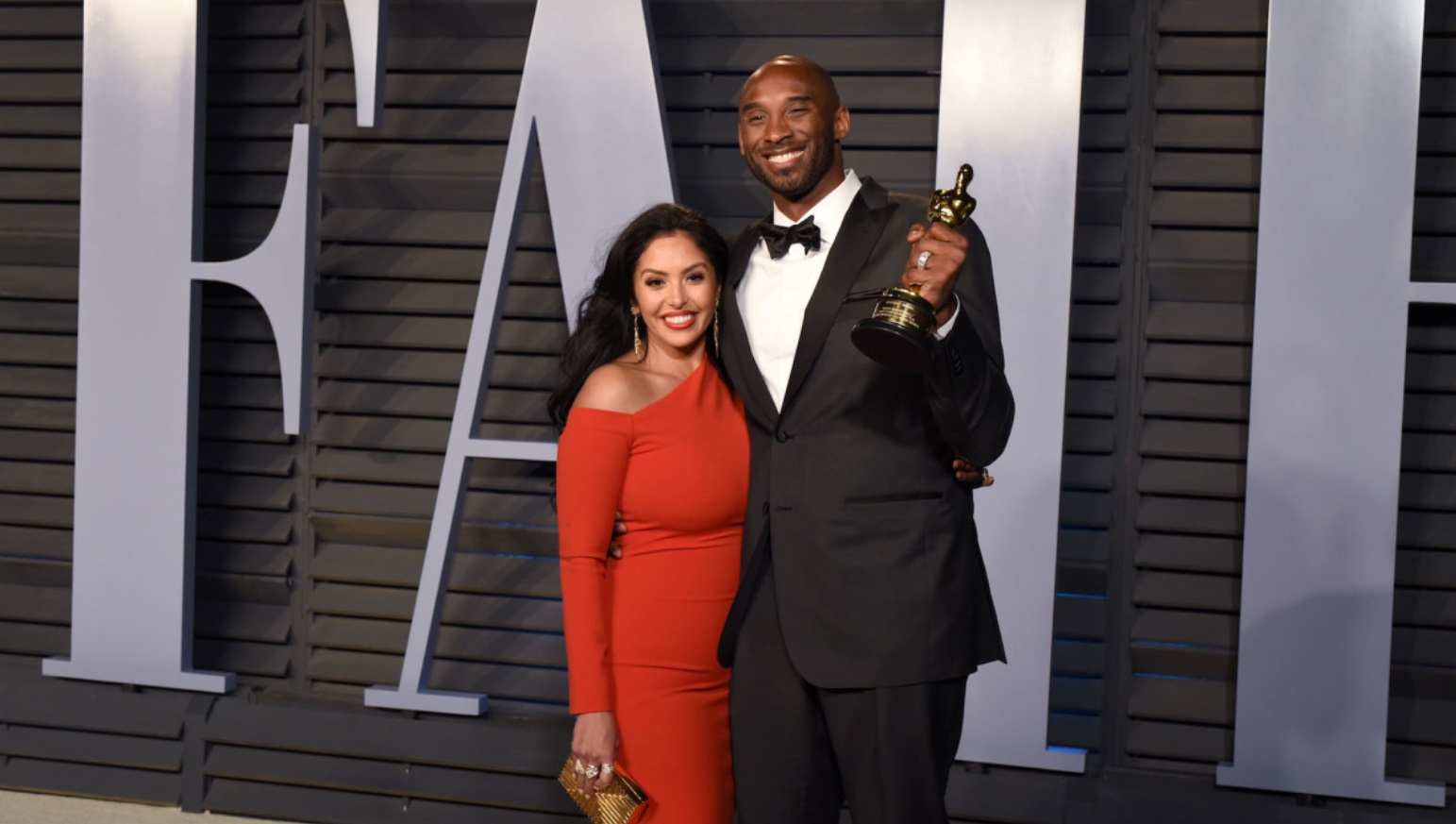 PHOTO Kobe Bryant Holding Oscar With Vanessa By His Side