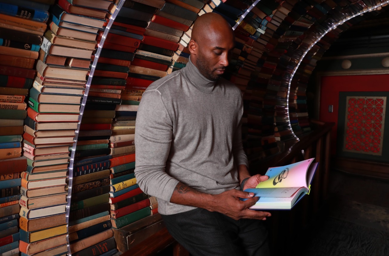 PHOTO Kobe Bryant In A Library Full Of Books Reading