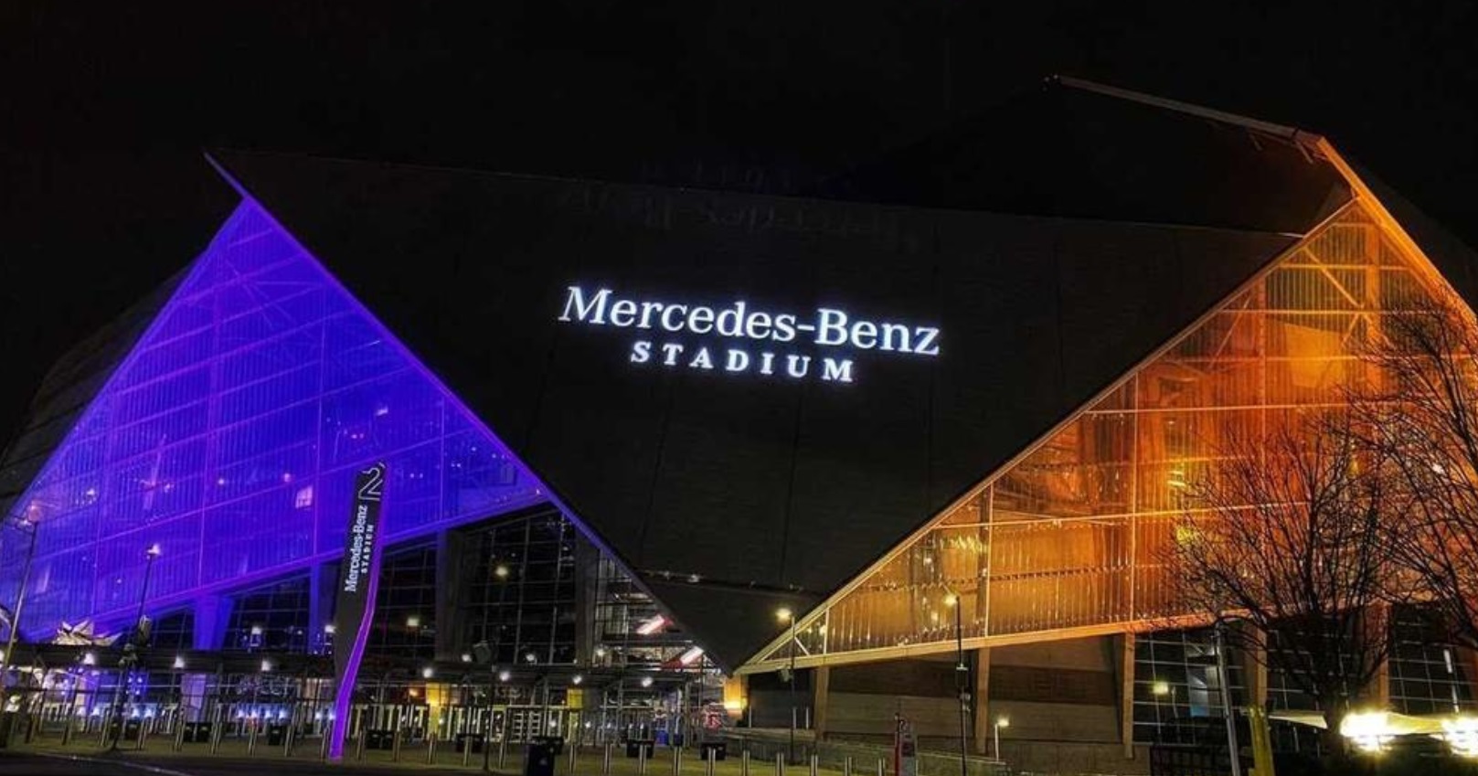 PHOTO Mercedes Benz Stadium In Atlanta Lit Up Purple And Gold For Kobe Bryant