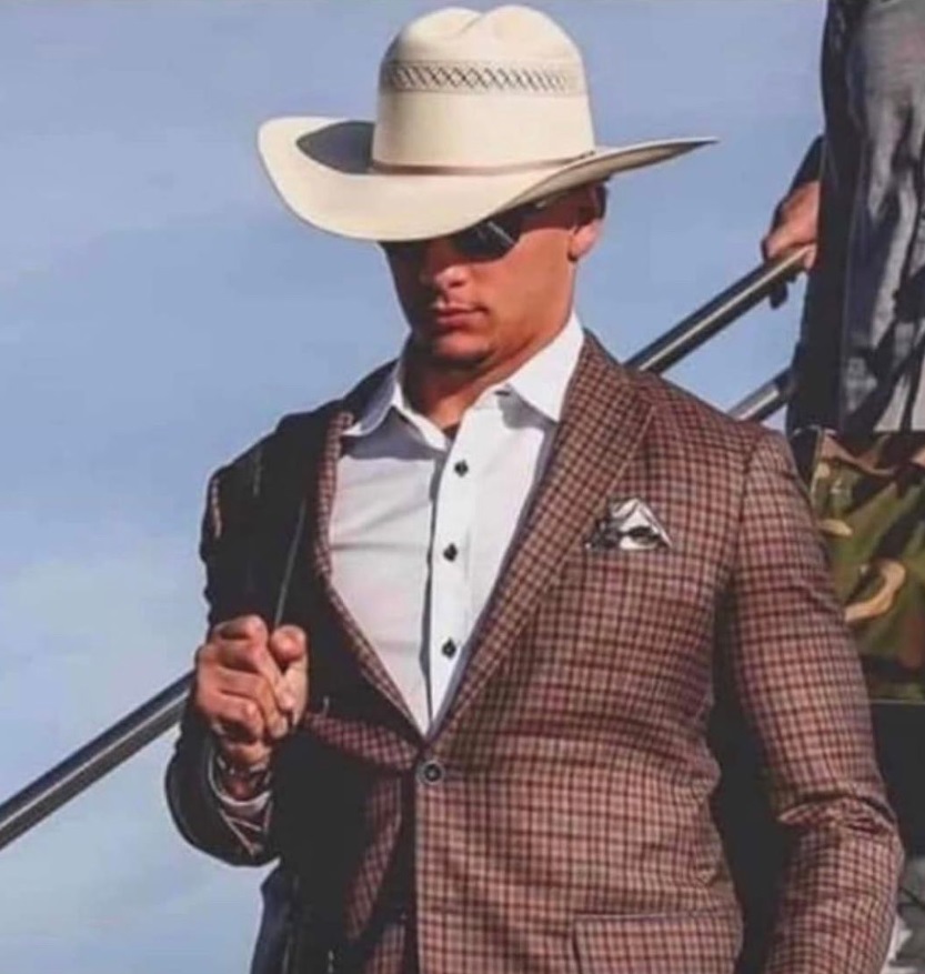 PHOTO Patrick Mahomes Got Off Team Plane For Super Bowl 54 Looking Like A Texan Wearing A Cowboy Hat