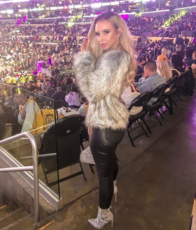 PHOTO Pelicans Players Sidechick At Lakers Game