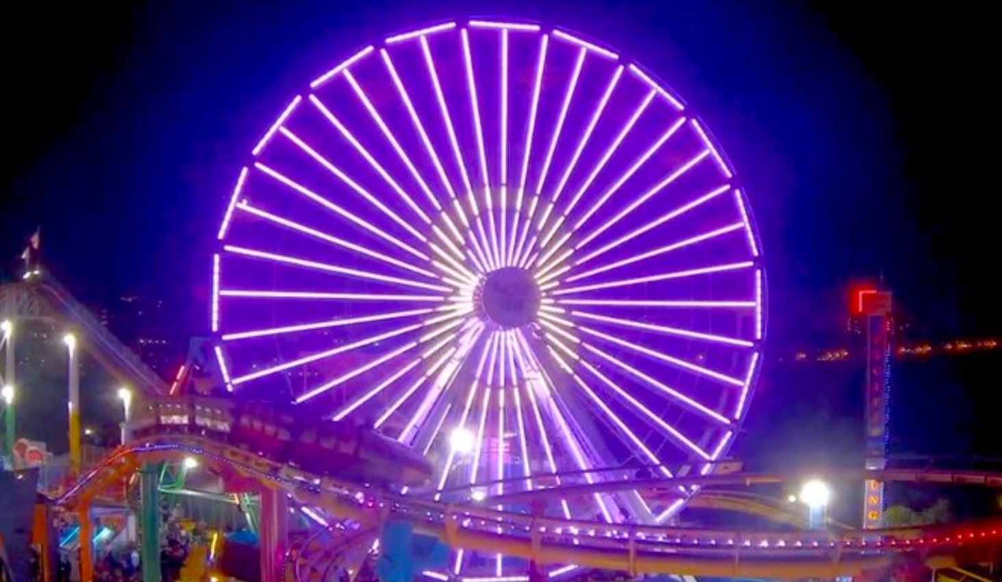 PHOTO Santa Monica Ferris Wheel Lit Up Purple And Gold For Kobe