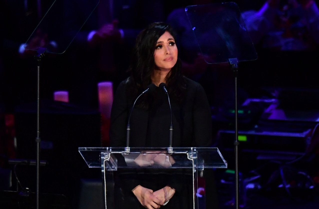 PHOTO Vanessa Bryant Looking Up At The Sky For Answers