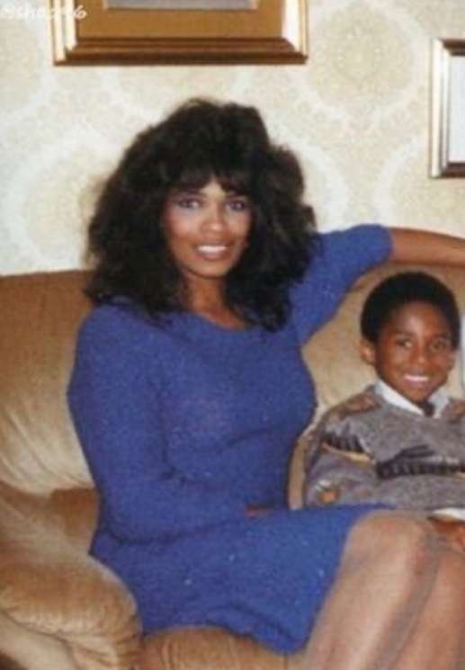 PHOTO Young Kobe Bryant With His Mother