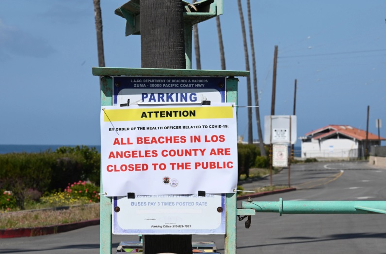 PHOTO All Beaches In Los Angeles County Closed To Public Sign
