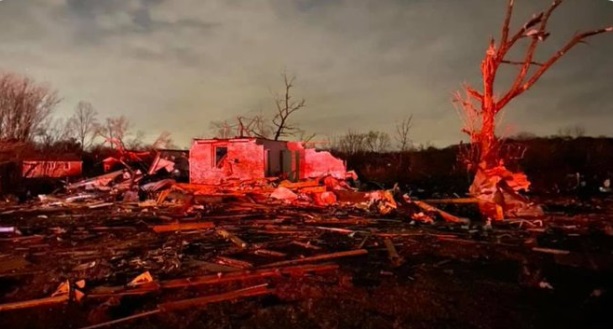 PHOTO One Area Of Nashville House Destroyed But Tree Still Standing