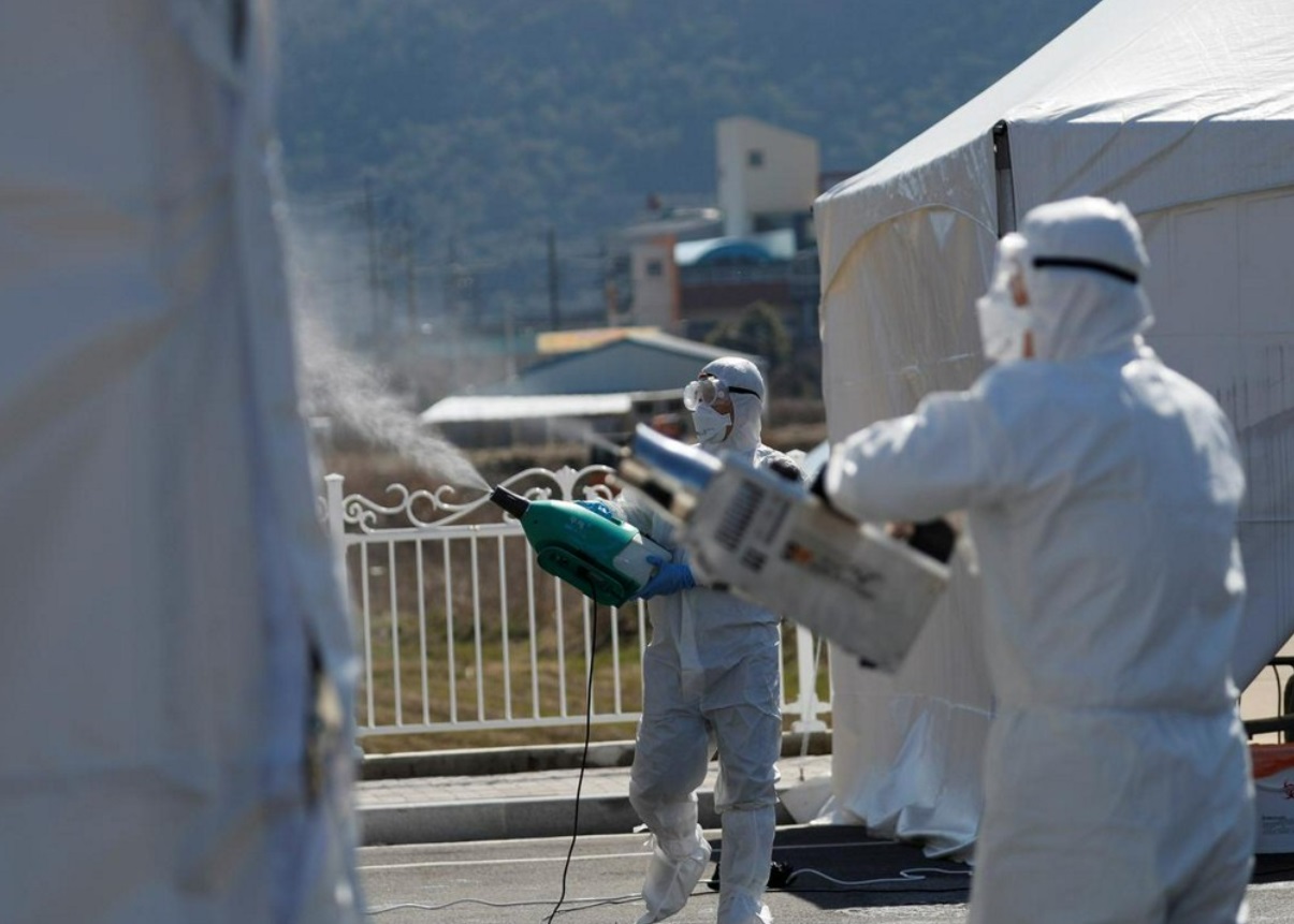 PHOTO South Korean's Sanitizing Medical Tents While Wearing Body Suits