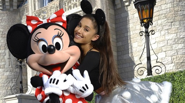 PHOTO Ariana Grande Hugging Minny Mouse