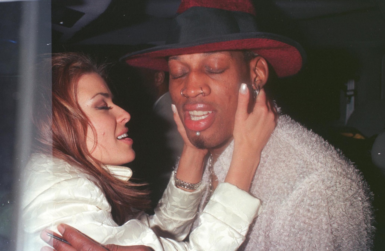PHOTO Carmen Electra Touching Dennis Rodman's Face Inside Limo