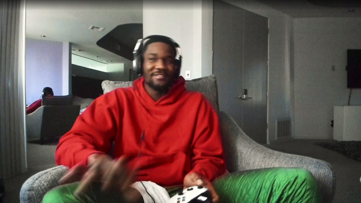 PHOTO Deandre Ayton Playing 2K Tourney From His Giant Chair