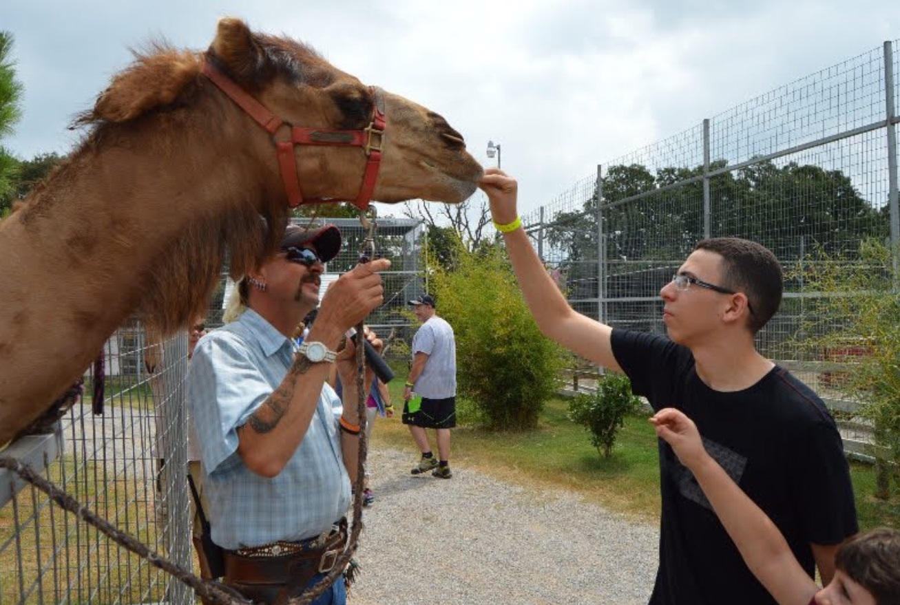 PHOTO Joe Exotic Letting A Naive Visitor Of His Park Feed A Horse Over The Fence