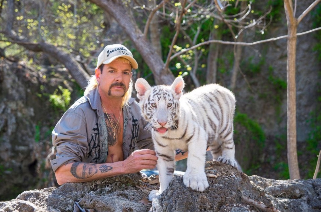 PHOTO Joe Exotic Wearing Exotic Hat With A Rare White Tiger