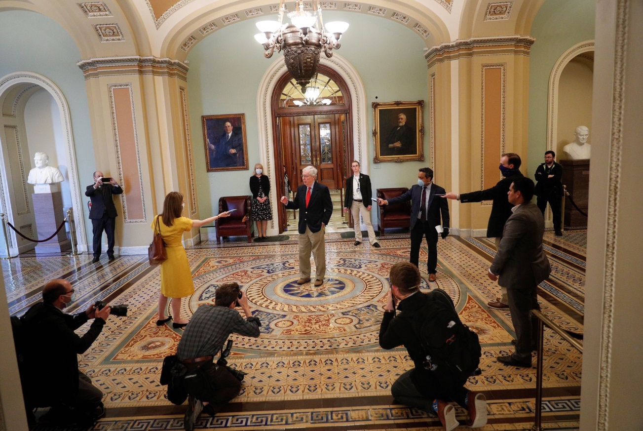 PHOTO White House Workers Not Standing 6 Feet Apart Inside