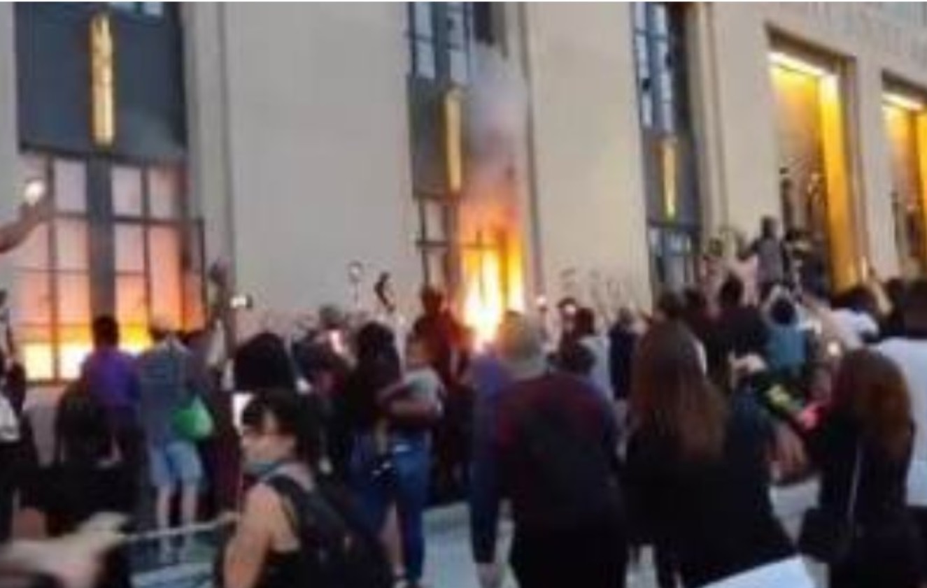 PHOTO Protesters In Nashville Torch City Hall And Courthouse