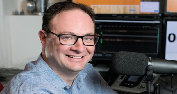 PHOTO Adrian Wojnarowski Tweeting From His Basement