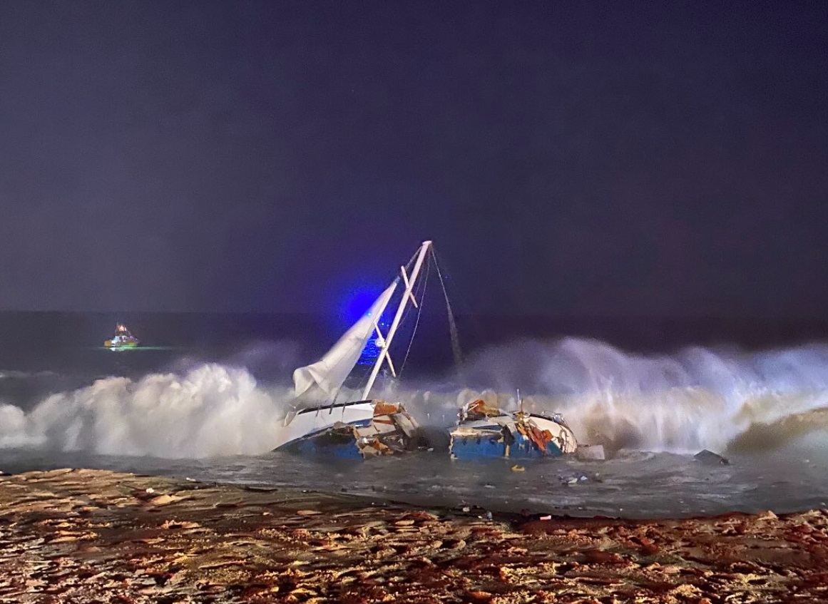 PHOTO Boat With People On It In Newport Beach Cracks In Half