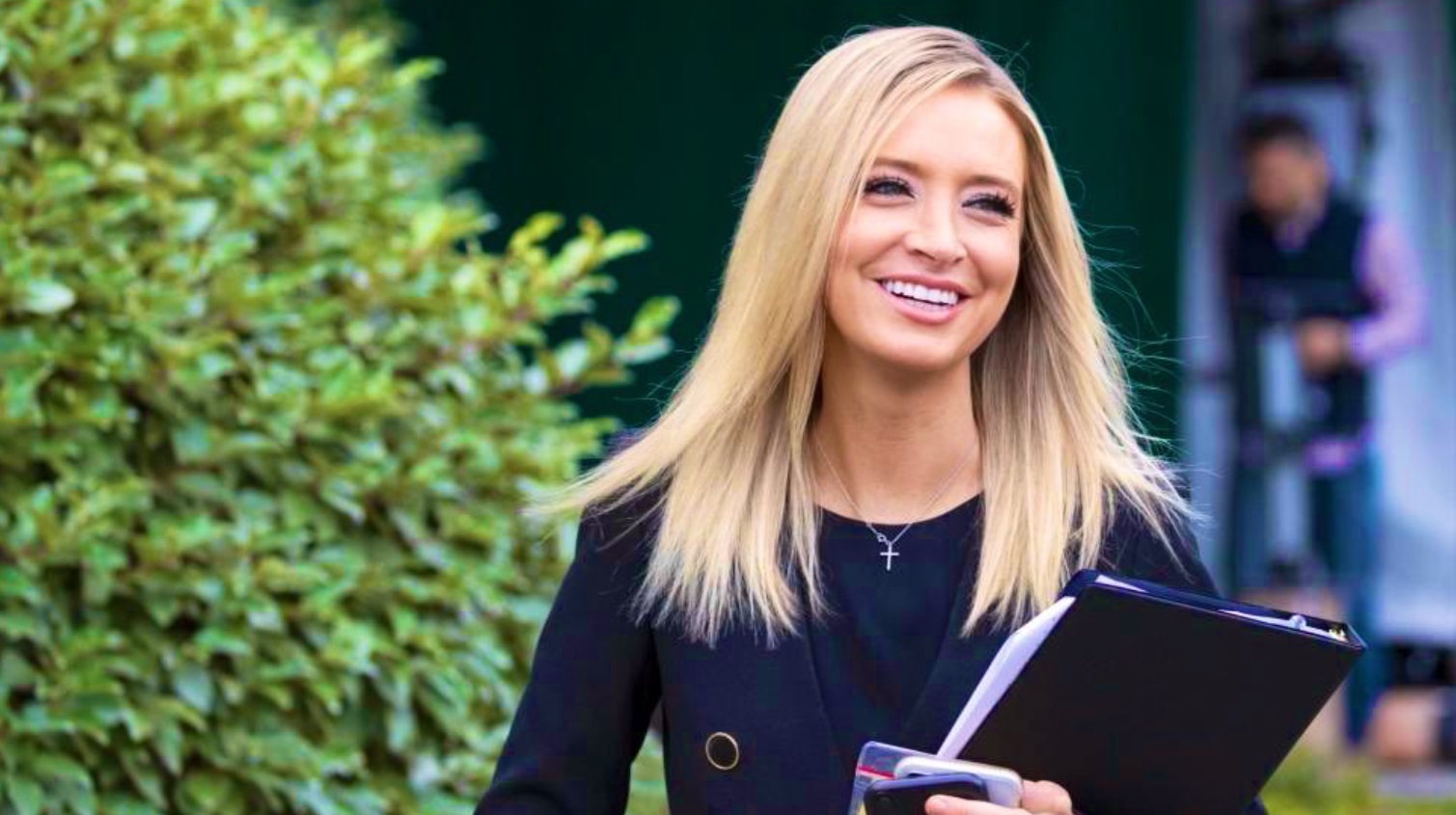 PHOTO Kayleigh McEnany Carries 3 Cell Phones And A Binder Into Her Press Briefings