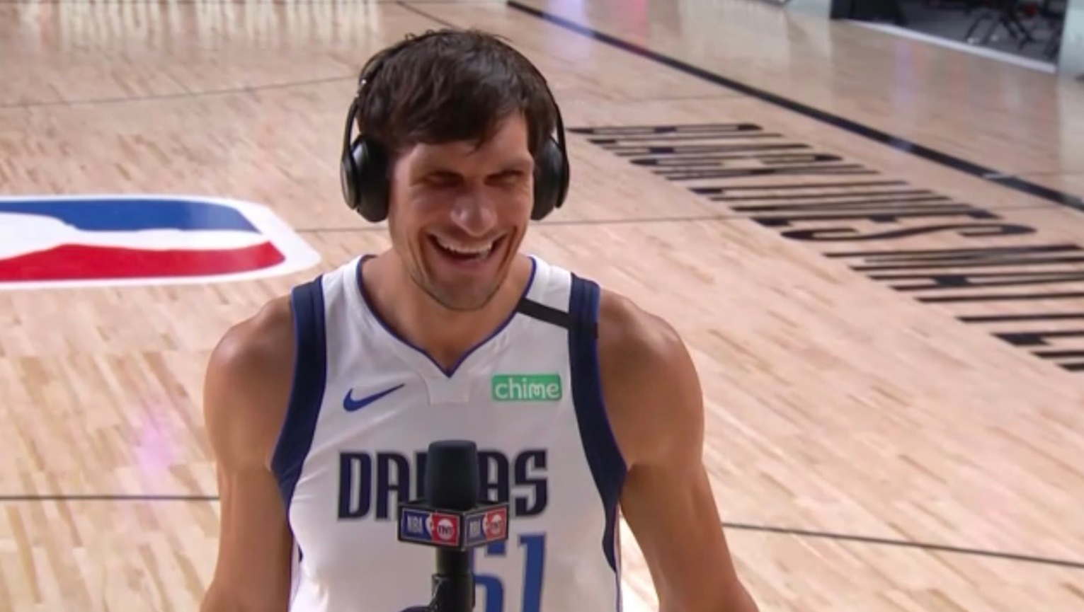 PHOTO Very Happy Boban Marjanovic Smiling With Headphones Doing NBA On TNT Interview